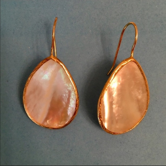 Beautiful light weight mother of pearl earrings - Picture 2 of 2